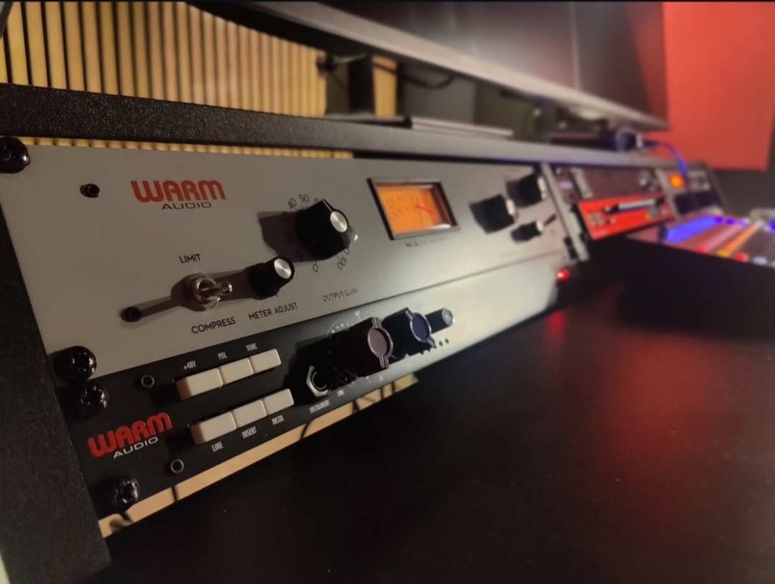 Warm Audio-utstyr på venstre side av studiodesken