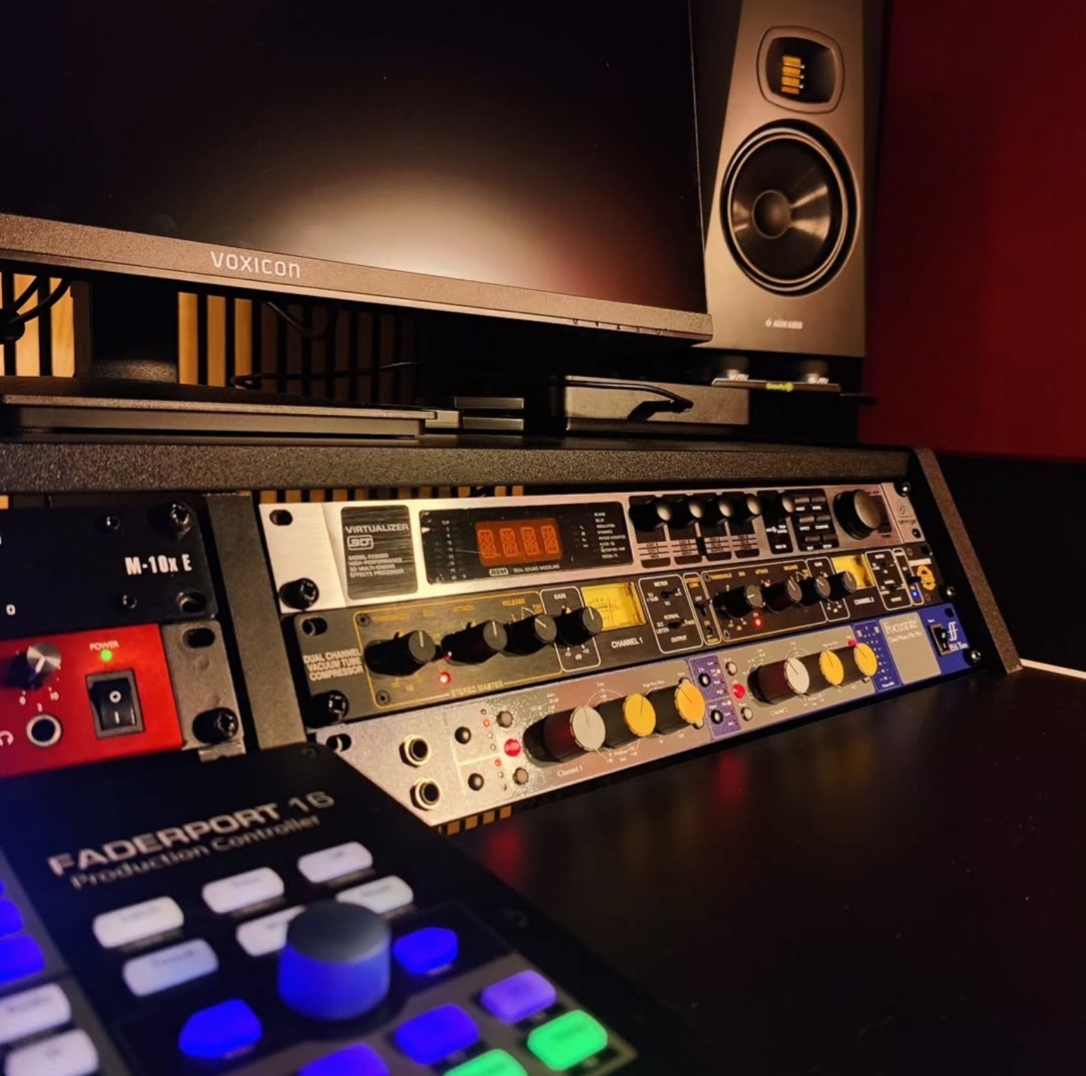 Outboard-utstyr på høyre side av studiodesken